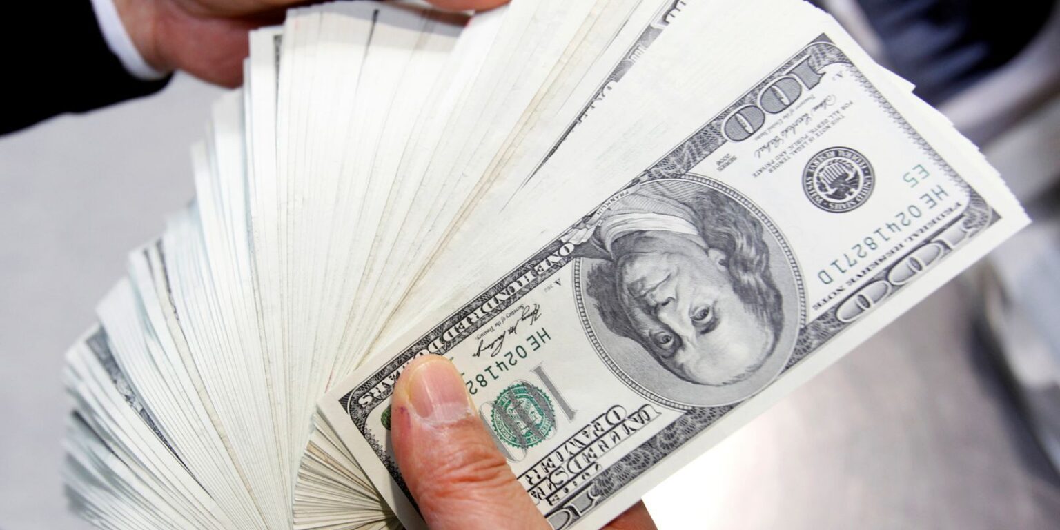 Dólar despenca após tarifas de Trump e alcança menor cotação em seis meses