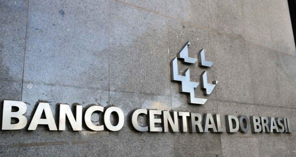 Mercado Reduz Projeções de Déficit Primário e Dívida Pública para 2025 e 2026 no Prisma