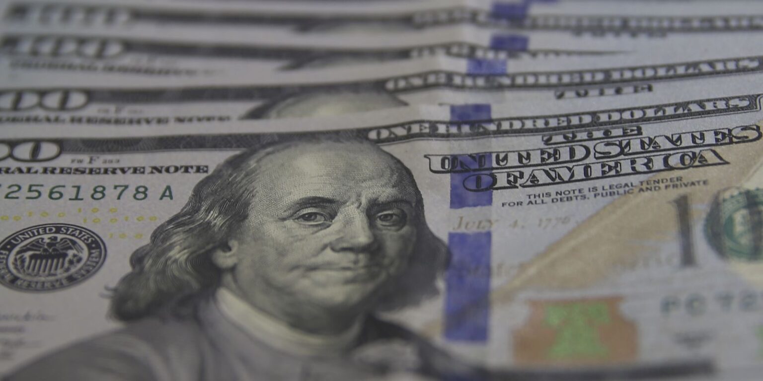 Dólar se Aproxima de R$ 5,90 Devido a Tensões Comerciais