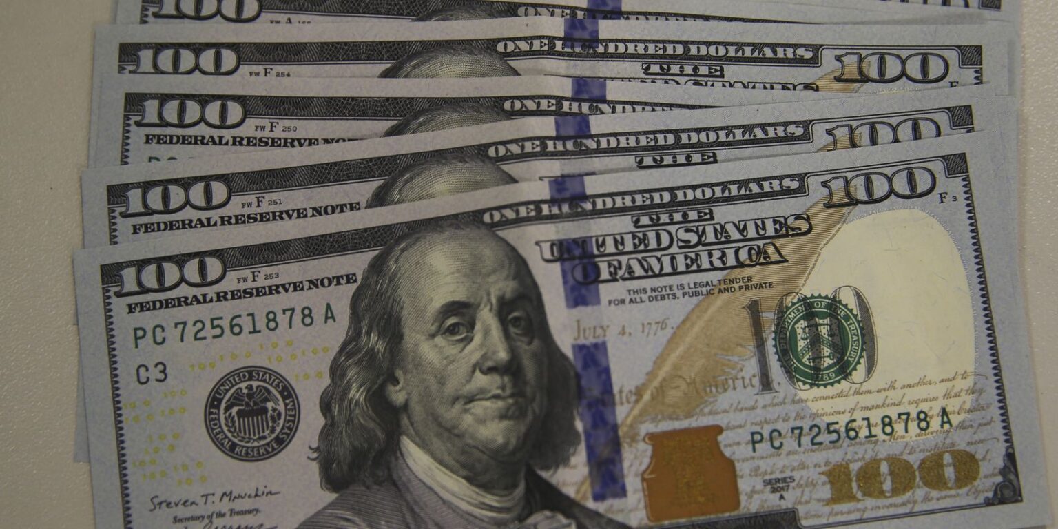 Dólar encerra dia abaixo de R$ 5,70 após anúncio de tarifas de Trump