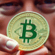 Bitcoin (BTC) sofre quedas neste sábado (5) e é negociado a US$ 82 mil