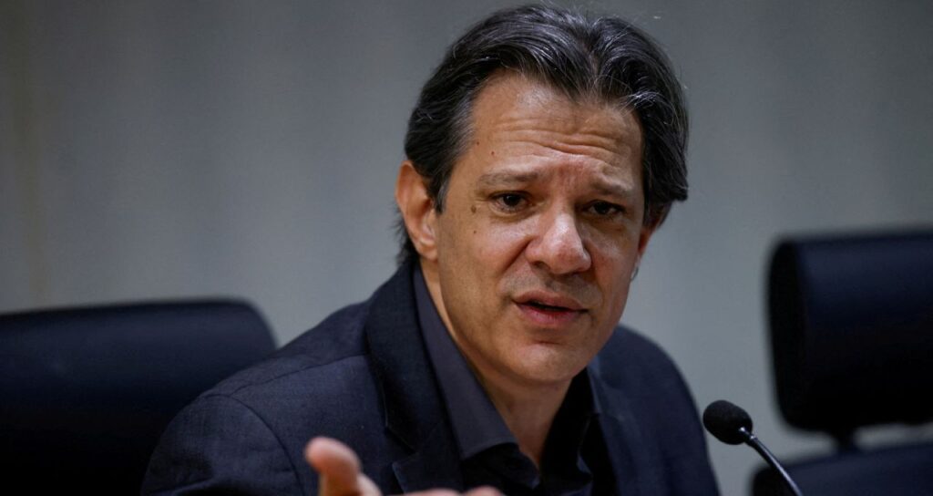 Haddad Critica Juros Reais de 8% no Brasil e Atribui Aumento da Dívida Pública à Alta da Selic, Não ao Déficit Primário
