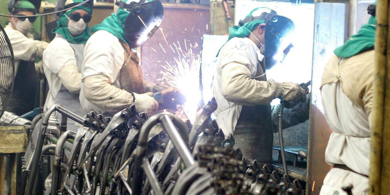 Queda de 0,1% na Indústria em Fevereiro Marca o Quinto Mês Consecutivo Sem Crescimento