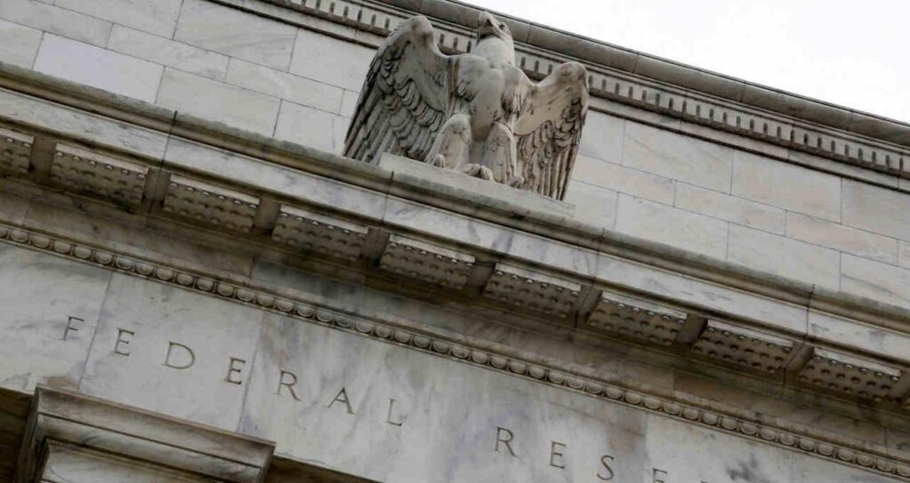 Alerta de Recessão: Sinal do Fed Lembra Crise de 2008
