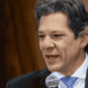 Tarifaço de Trump Impacta Brasil: Haddad Afirma que País Está Próximo da Porta de Saída Diante do Incêndio