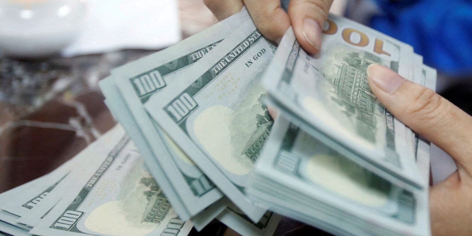 Dólar atinge menor valor do ano, fechando a R$ 4,98 após reabertura de Ormuz pelo Irã