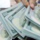 Dólar atinge menor valor do ano, fechando a R$ 4,98 após reabertura de Ormuz pelo Irã