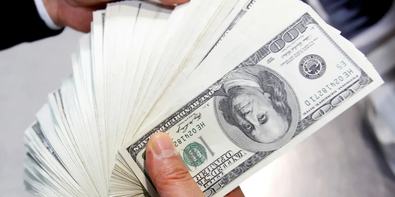 Dólar se aproxima de R$ 6 com nova taxa de 104% de Trump à China