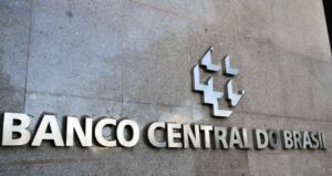 Mercado Reduz Projeções de Déficit Primário e Dívida Pública para 2025 e 2026 no Prisma
