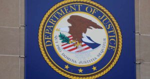 Departamento de Justiça dos EUA Altera Estratégia em Acusações de Empresas de Criptomoedas