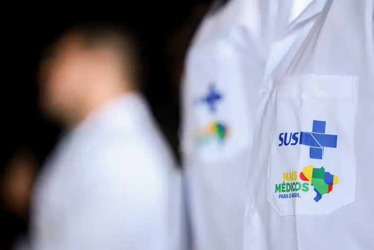 Brasília (DF), 17/03/2025 - Detalhe do uniforma de um médico durante anúncio do ministro da Saúde Alexandre Padilha sobre a expansão do programa mais médicos com a oferta de novas vagas no primeiro edital de 2025.
Foto: Marcelo Camargo/Agência Brasil