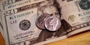 Dólar fecha estável com tensões entre EUA e Irã dominando as atenções no mercado financeiro