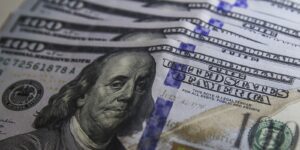 Ibovespa Registra Queda e Dólar Mantém Estabilidade em Dia de Tensão Internacional